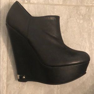womens steve madden black heels/wedges